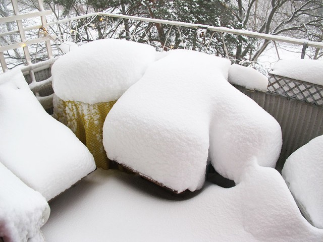 Snö på balkongen